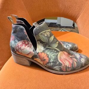 Django and Juliette Floral Patterned Ankle Boots size 39 (8-8.6)